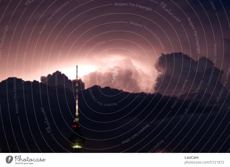 Gewitter über Berlin Himmel Wolken Berliner Fernsehturm Hauptstadt Alexanderplatz dunkel Nacht Blitz Wetterleuchten