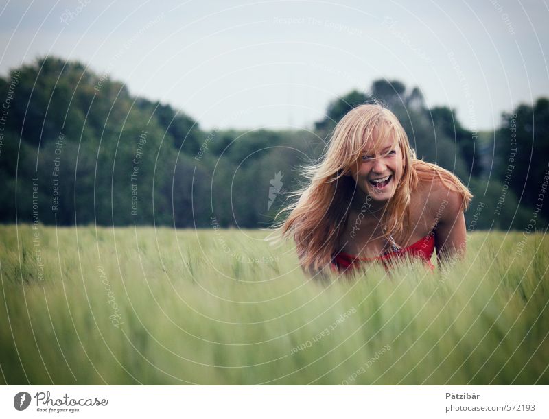 Freude feminin Wiese Feld lachen leuchten blond Fröhlichkeit Glück Lebensfreude Frühlingsgefühle Vorfreude Begeisterung Euphorie Kraft Zufriedenheit Porträt