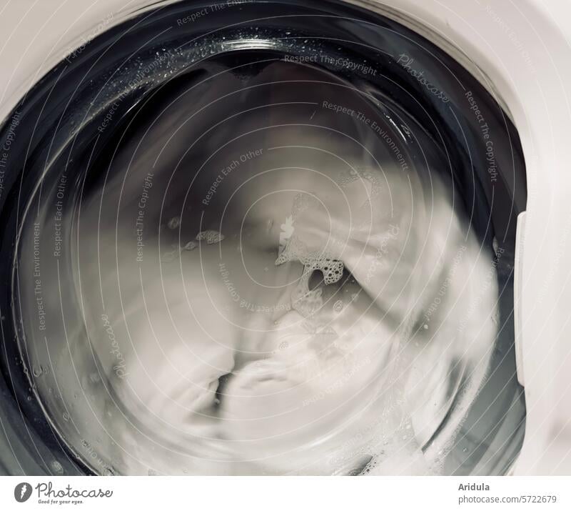 Weiße Wäsche im Schleudergang Waschmaschine waschen Schleudern Wäsche waschen Sauberkeit Haushalt Häusliches Leben frisch Schaum Waschmittel Alltagsfotografie