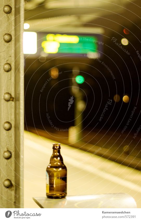 night an earth Getränk Bier Flasche Alkohol Sightseeing Nachtleben Stadt Menschenleer Bahnhof Verkehrsmittel Öffentlicher Personennahverkehr S-Bahn Bahnsteig