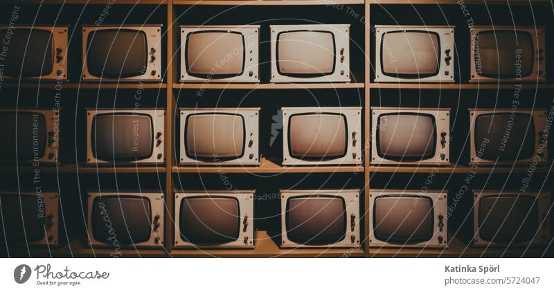 Eine Wand mit Röhrenmonitoren röhrenbildschirm Bildschirme Fernseher Fernseher, Fernsehen Technik & Technologie Medien Medienbranche Unterhaltungselektronik