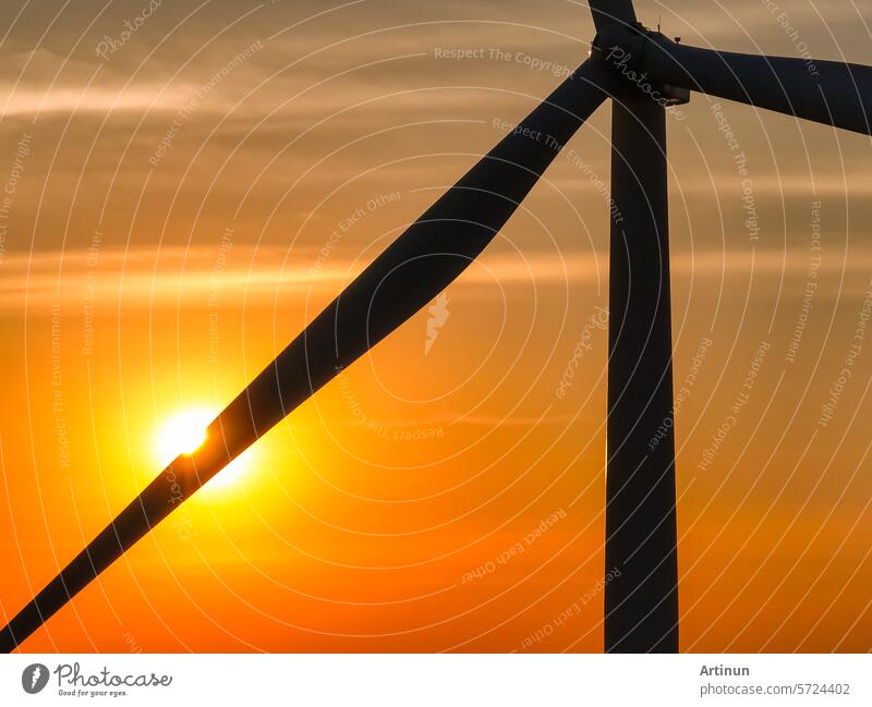 Windparkfeld und Sonnenuntergangshimmel. Windkraft. Nachhaltige, erneuerbare Energie. Windturbinen erzeugen Strom. Nachhaltige Entwicklung. Grüne Technologie für nachhaltige Energie. Umweltfreundliche Energie.