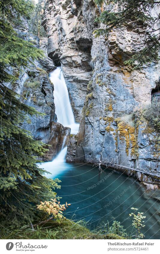 Langzeitbelichtung von Wasserfall in einer Schlucht Bach blau Steine Felsen Landschaft fließen fließendes wasser fließendes gewässer Natur Fluss Tag