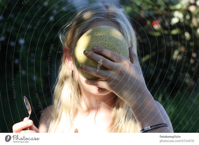 Mädchen isst Melone Sommer Sommergefühl fruchtig schmecken fühlen essen Geschmack lecker süß gesund frisch Frucht Lebensmittel Essen Ernährung Gesundheit