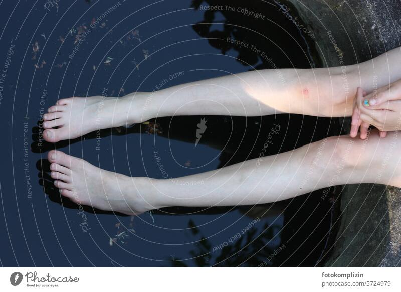 nackte Beine und Füße am Brunnen Wasser Mädchen Kind baden kühlen Fuß Barfuß Fußbad Schwimmen & Baden Erfrischung nass Kühlung kalt Sommer