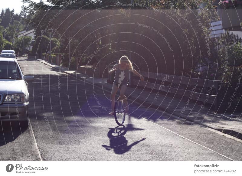 Mädchen beim Einrad fahren Einradfahren Straße Kind Sommer Spiel Freizeit Ferien Wohnviertel Wohngebiet sport urban Stadt im Freien Körperwahrnehmung jung Spaß