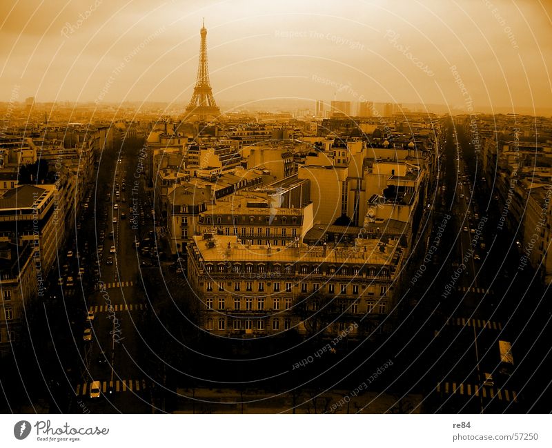 Paris d'orange - Magie in der Luft Frankreich Verkehr Tour d'Eiffel Zauberei u. Magie Hauptstadt U-Bahn french france francais Mensch Straße alt neu Himmel