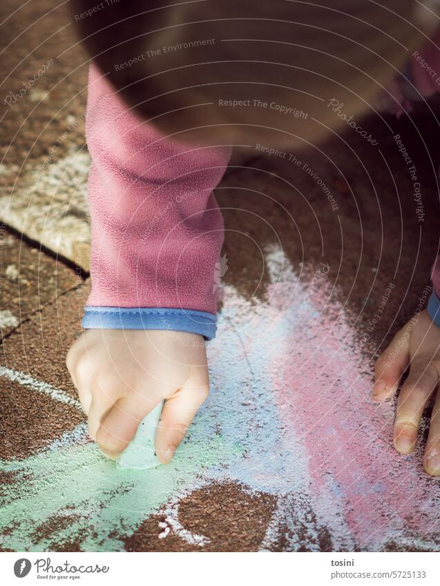 Mädchen malt mit Kreide den Boden bunt an Strassenmalerei Außenaufnahme Farbfoto Kindheit malen mehrfarbig Kunst Freude Spielen Kreativität Straßenmalkreide