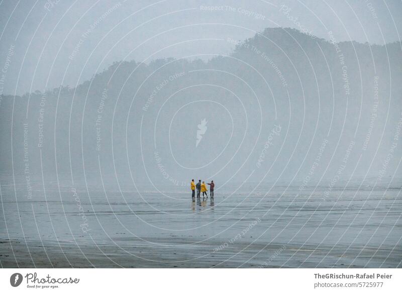 schlechtes Wetter, schlechte sicht, Leute unterhalten sich am Strand cox bay Vancouver Island diskutieren Kanada Außenaufnahme British Columbia Natur Nebel
