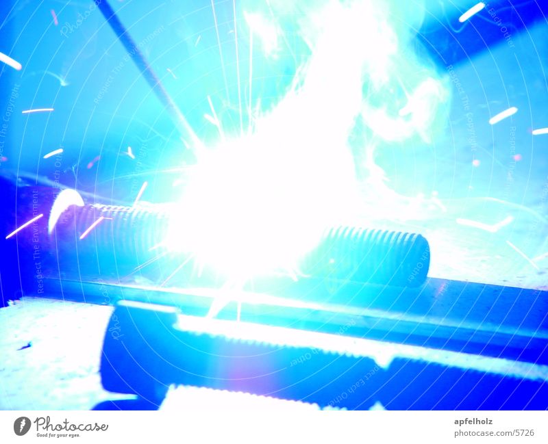 schweißen in blau Licht Elektrisches Gerät Technik & Technologie Arbeit & Erwerbstätigkeit Metall
