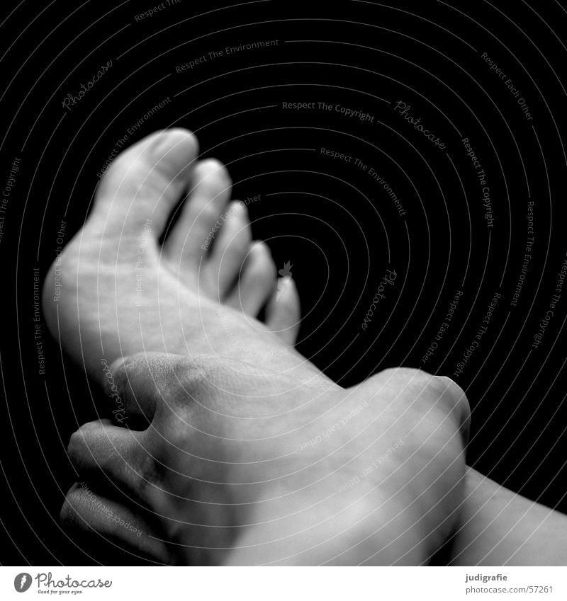 Hand und Fuß Frau Zehen Finger berühren schwarz weiß Haut Mensch Barfuß Beine Körper körperteil