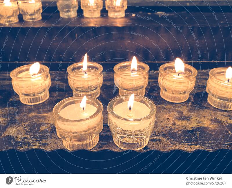 Opferkerzen in einer Kapelle Kerzenschein Kirche Opferlichter Glaube Gebet Hoffnung Trauer Religion brennende Kerzen beten ruhig erinnern besinnlich glauben Tod