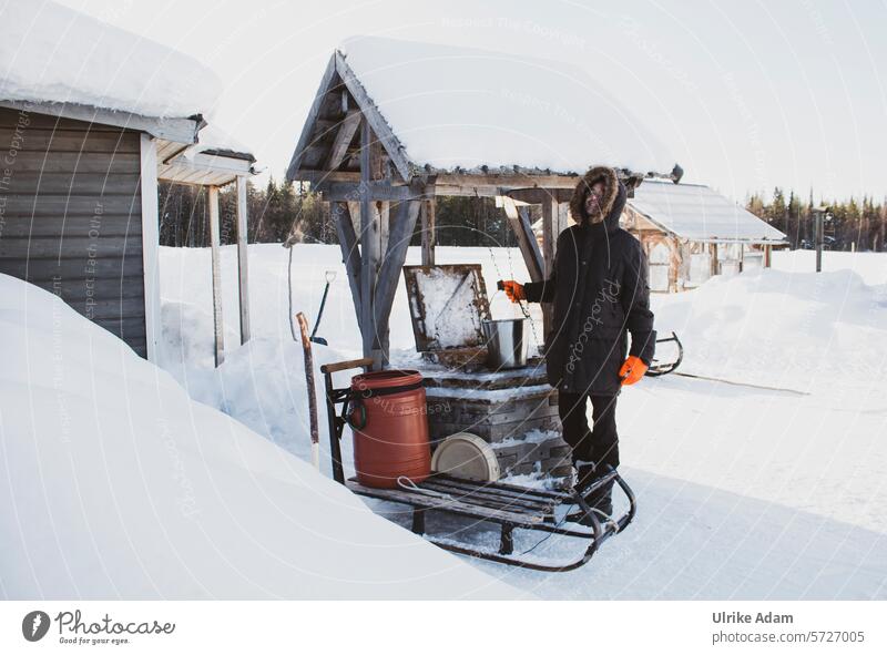 Lappland | Wasser holen am Brunnen Selbstversorger Nachhaltigkeit natürlich Freiheit Idyllisch Tourismus Winterurlaub Skandinavien Ferien & Urlaub & Reisen kalt