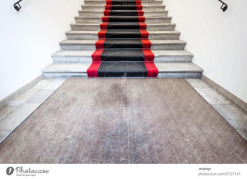 Treppe Symmetrie Licht Wege & Pfade Perspektive Ziel aufwärts Karriere oben Treppenstufen Zukunft Fortschritt Zentralperspektive Stufen Aufstieg Teppich elegant