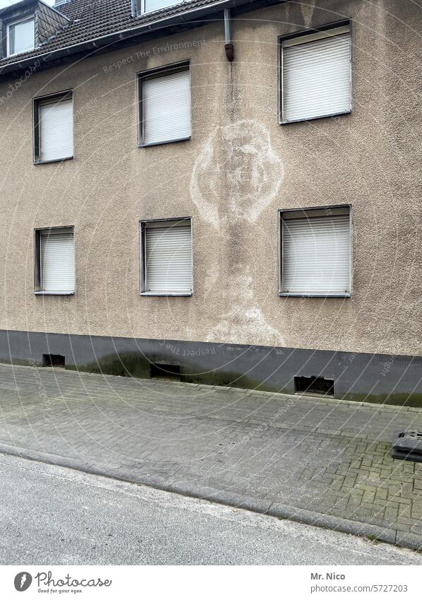 verschlossen I sechsfach Haus Fenster Architektur Fassade Rollladen trist grau Bürgersteig mietshaus Gebäude Rollo geschlossen keiner zu hause Mehrfamilienhaus