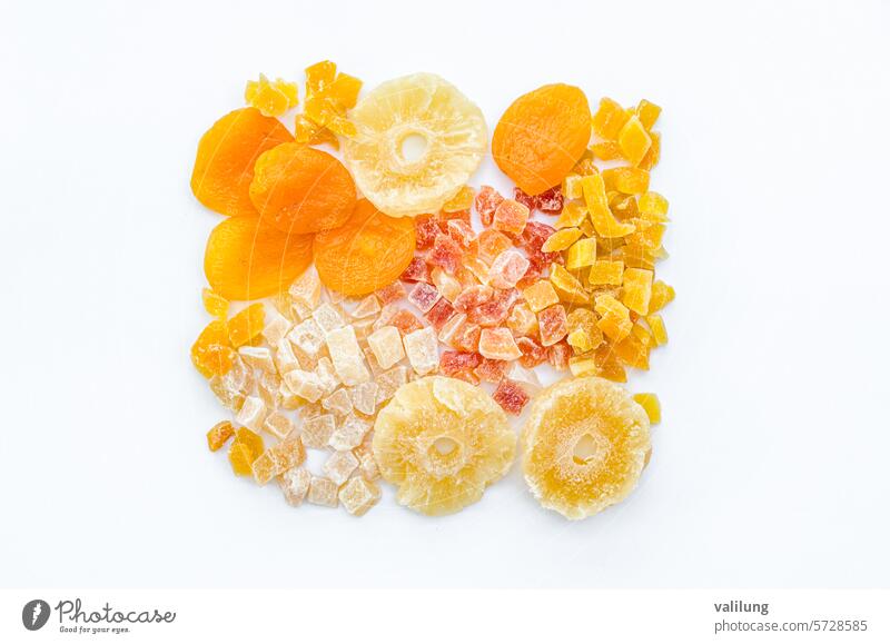 Getrocknete Früchte auf weißem Hintergrund Aprikose sortiert Sortiment Nahaufnahme Küche dehydriert dehydrierte Früchte lecker Dessert Detailaufnahme Diät