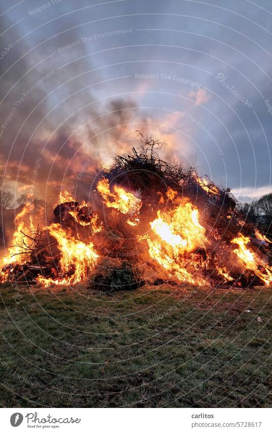 Osterfeier beim Osterfire I Osterfeuer Ostern Freiwillige Feuerwehr Bier Würstchen Besäufnis Wärme Funken Funkenflug Gefahr Brandgefahr Unfallgefahr Lagerfeuer