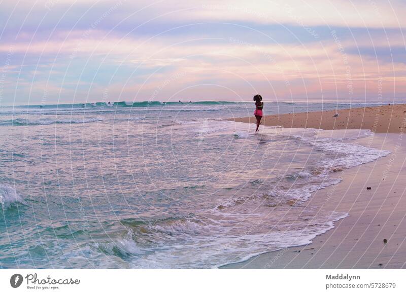 Frau läuft am Strand während eines schönen Sonnenuntergangs Meer Sand Ferien & Urlaub & Reisen Wellen Natur Küste Himmel Erholung Wasser Sommer Sommerurlaub