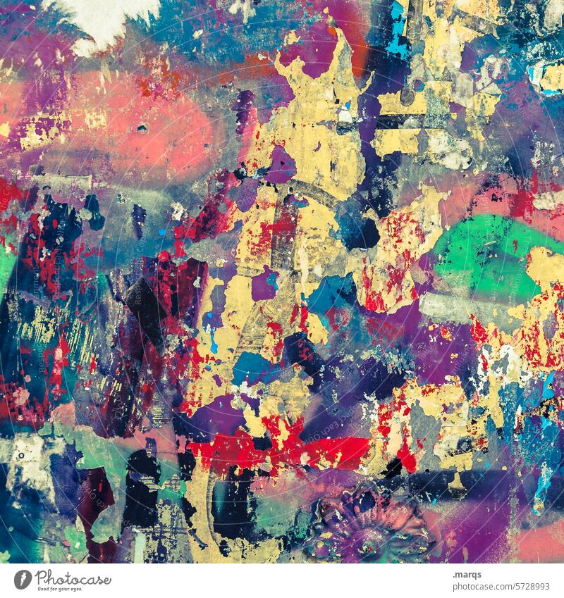 Wilde Wand durcheinander trashig Nahaufnahme abstrakt Farbe mehrfarbig Kreativität Farbstoff morbid abblätternde Farbe verwittert Oberfläche Kunst Reste Verfall