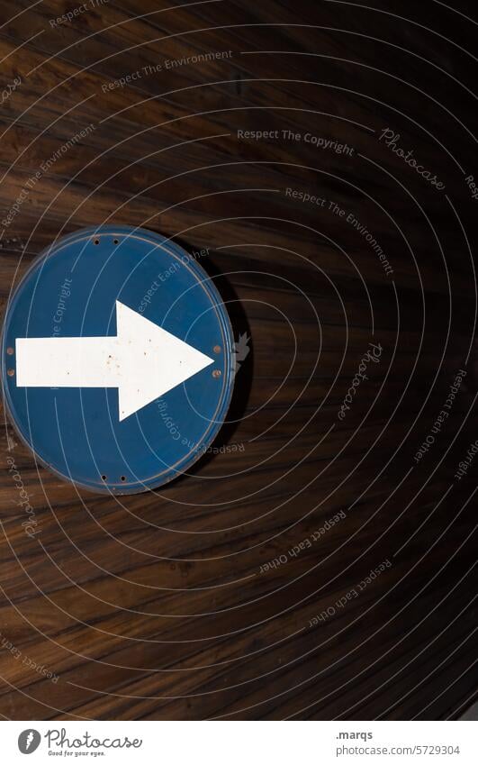 Go Nahaufnahme weiß blau Pfeil Schilder & Markierungen Zeichen Verkehrszeichen Orientierung schwarz Streifen Linie Verkehrsschild Straßenverkehr Richtung StVO