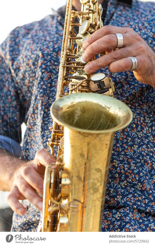 Nahaufnahme eines Saxophon spielenden Mannes, der wegschaut Saxophonist männlich Spielen Blechblasinstrumente Hände Musik Musiker Leistung Jazz abgeschnitten