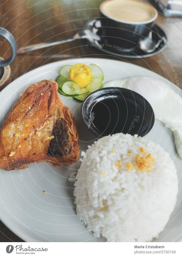 Ein traditionelles philippinisches Frühstücksgericht mit gebratenem, mariniertem Bangus, Reis und Ei, das allgemein als Bangsilog bezeichnet wird Filipinos