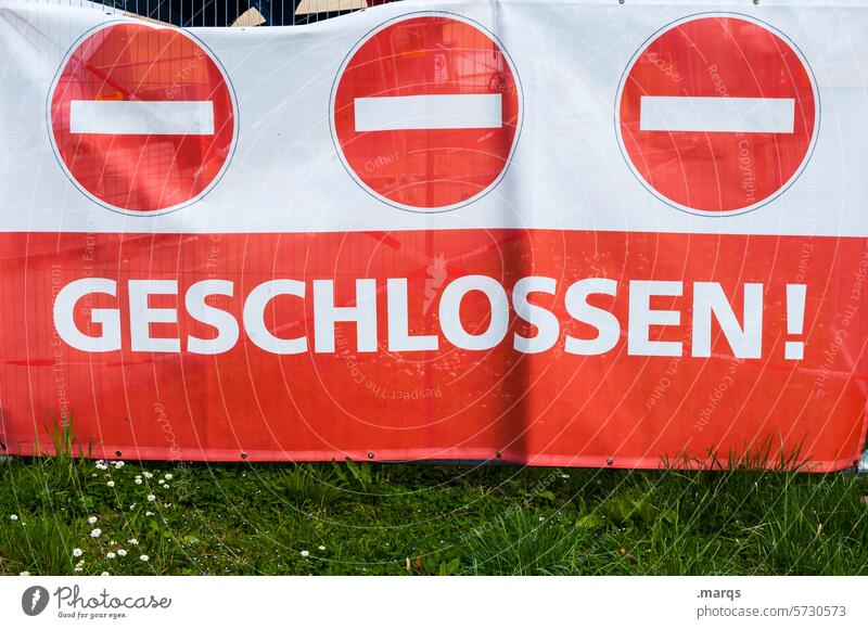 28 Days later geschlossen Hinweis Stop banner Verkehrszeichen Schilder & Markierungen schließung Hinweisschild Wiese Schriftzeichen Verbote