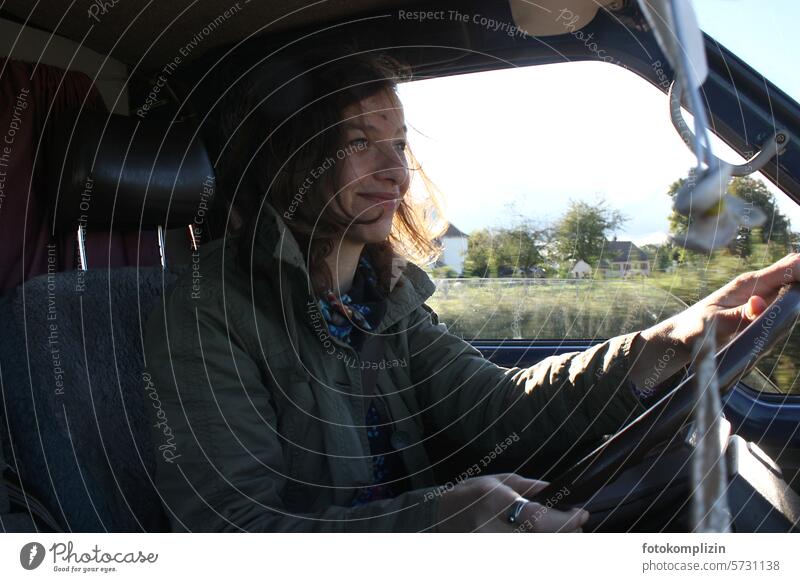 Frau am Steuer Auto fahren lenken Ferien & Urlaub & Reisen Busfahren Mobilität Fahrzeug Autofahren fröhlich lächeln Van nach vorne blicken steuern Gesicht