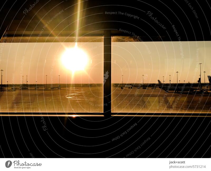 Gangway mit Blick auf den Flugplatz Himmel Sonne Flugzeug handyfoto Sonnenstrahlen Flughafen Ferien & Urlaub & Reisen Fenster Gegenlicht Silhouette Kontrast