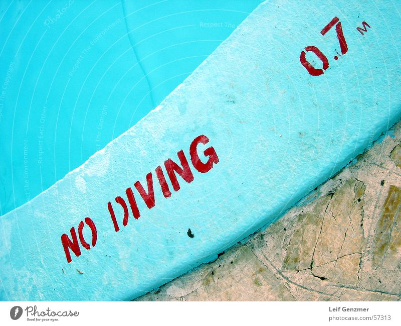 no diving at all türkis Schwimmbad gefährlich Verbote bedrohlich Niveau Respekt springen verboten
