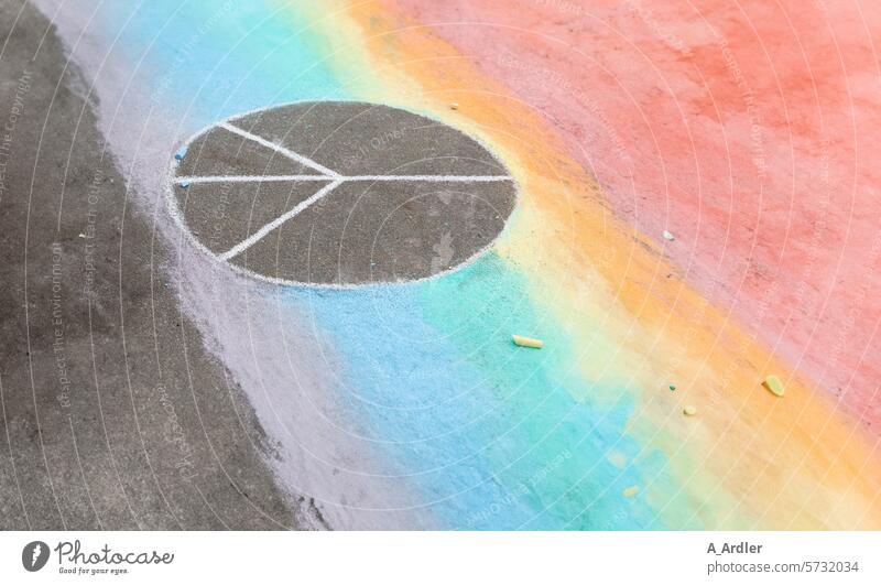 Peace Zeichen mit Regenbogenfarben auf Asphalt gemalt Zusammenhalt Freundschaft regenbogenfarben Kundgebung Aussage Friedenswunsch Friedenserklärung Varieté