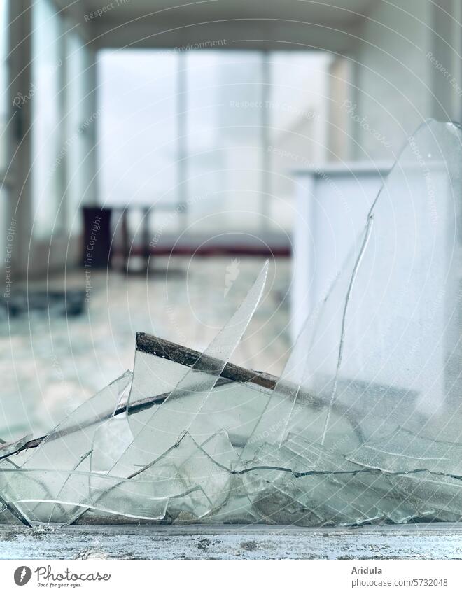 Achtsamkeit | Vorsicht, kaputtes Fensterglas Glasscheibe Glasscherbe Glasscherben Zerstörung Vandalismus Fensterscheibe Zerbrochenes Fenster Scherbe Splitter