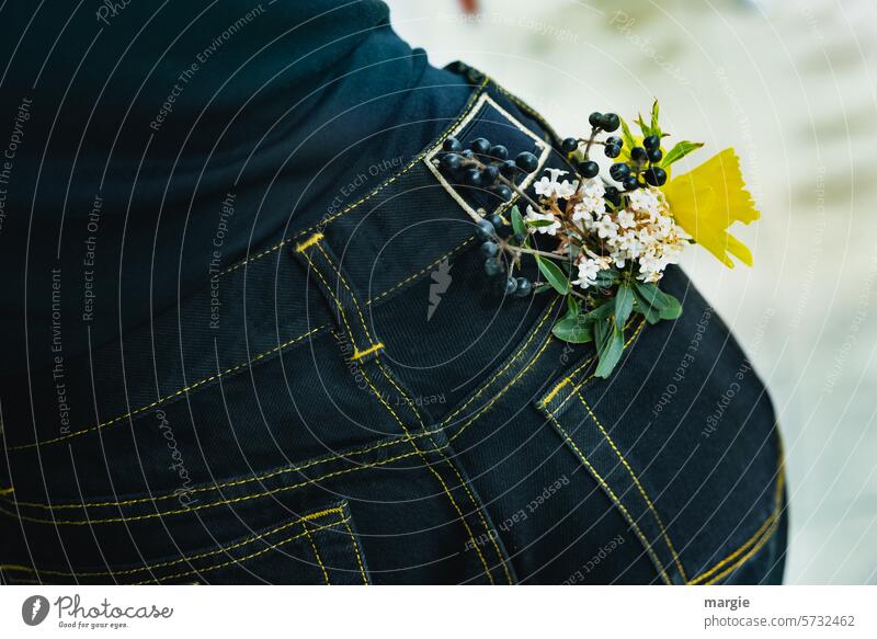 Die Taille einer Frau mit Blumen in ihrer  Jeanstasche Jeanshose Mensch feminin Erwachsene weiblich hintern schwarz jeans Blumenstrauß osterglocke Narzisse