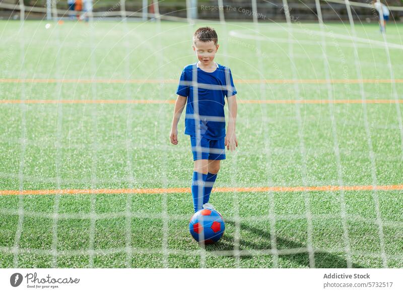 Junger Fußballspieler bereit, den Ball auf dem Feld zu treten Spieler Sport Uniform Kick Kind Jugend Tor sportlich Aktivität Konkurrenz im Freien Team