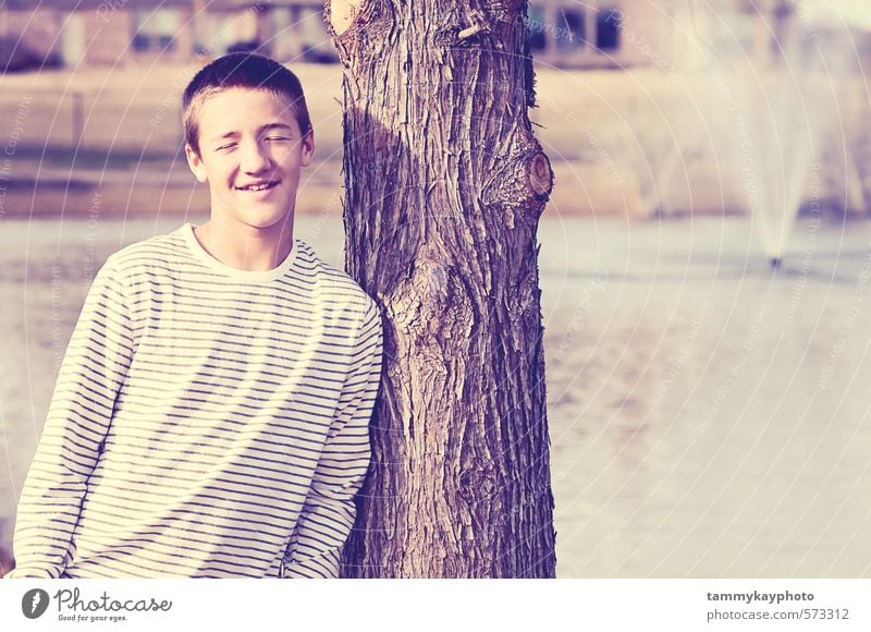 Schöner Teenager lächelnd mit geschlossenen Augen. Junger Mann Jugendliche 1 Mensch 8-13 Jahre Kind Kindheit 13-18 Jahre Landschaft Lächeln anlehnen Glück
