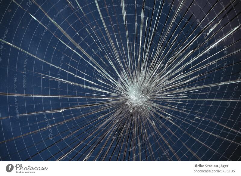 Glasscheibe | zersplittert durch einen Einschlag gesplittert Risse dunkelblau kaputt Fensterscheibe Zerstörung Vandalismus Vergänglichkeit Strukturen & Formen