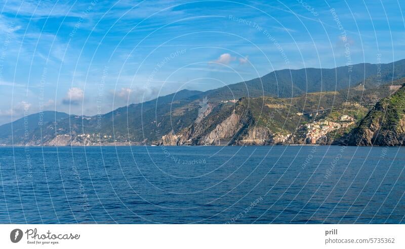 Die Landschaft um Riomaggiore, ein Dorf in der Küstenregion Cinque Terre in Ligurien, im Nordwesten Italiens Felsküste Uferbereich Nationalpark Cinque Terre