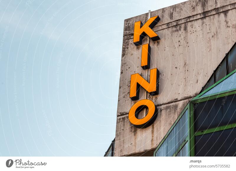 KINO Kino Filmindustrie Kinofilm Schriftzeichen Buchstaben alt Leuchtreklame Show Kultur Wand Typographie Fassade retro Gebäude Wolkenloser Himmel