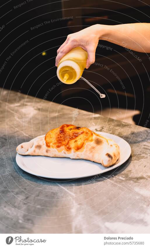 Traditioneller italienischer Calsone aus frischem Teig aus dem Holzofen gebacken Basilikum Käse klassisch gekocht Kruste Küche lecker