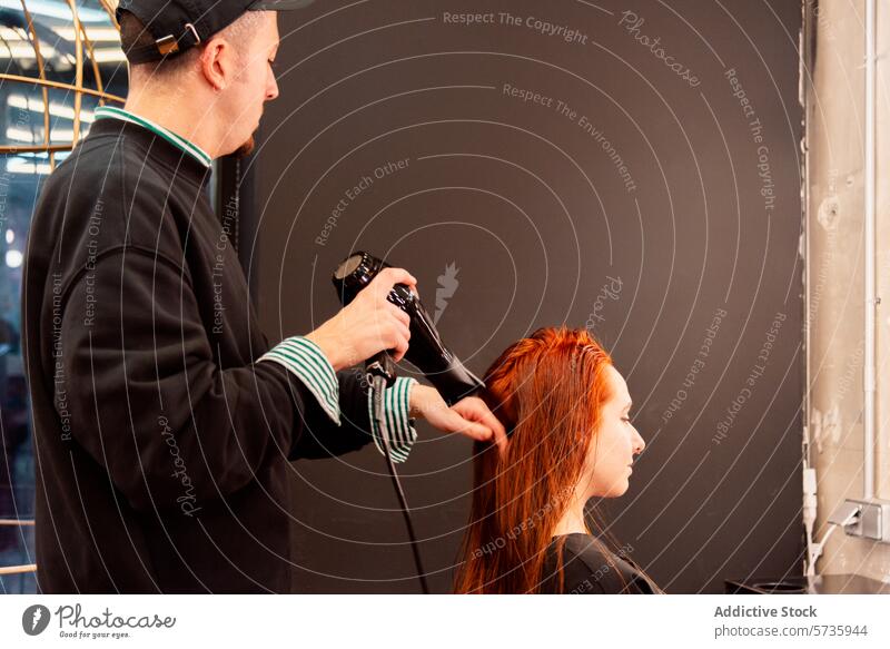 Friseurin trocknet Haare in einem modernen Salon Haartrockner stylen Frau rotbraun Behaarung Haarpflege Schönheit Kunde Dienst professionell Trocknung Mode