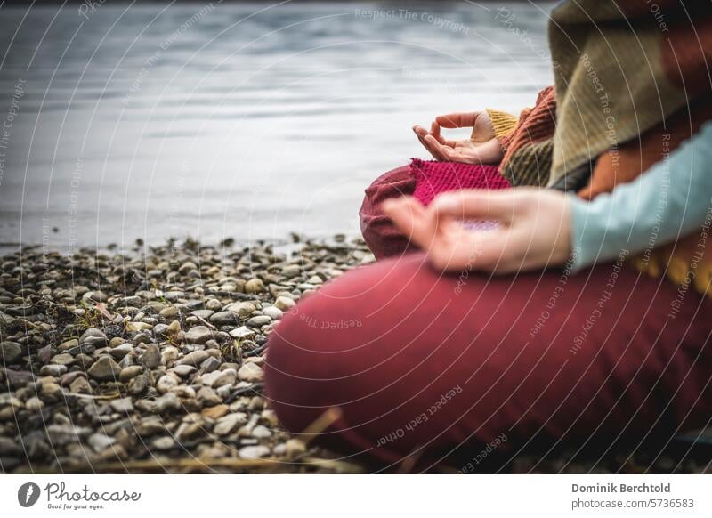 Meditation am See Yoga yogaübung Gesundheit Erholung Farbfoto ruhig Frau Wohlgefühl harmonisch Zufriedenheit Wellness Mensch achtsam Ruhe Gewässer meditieren