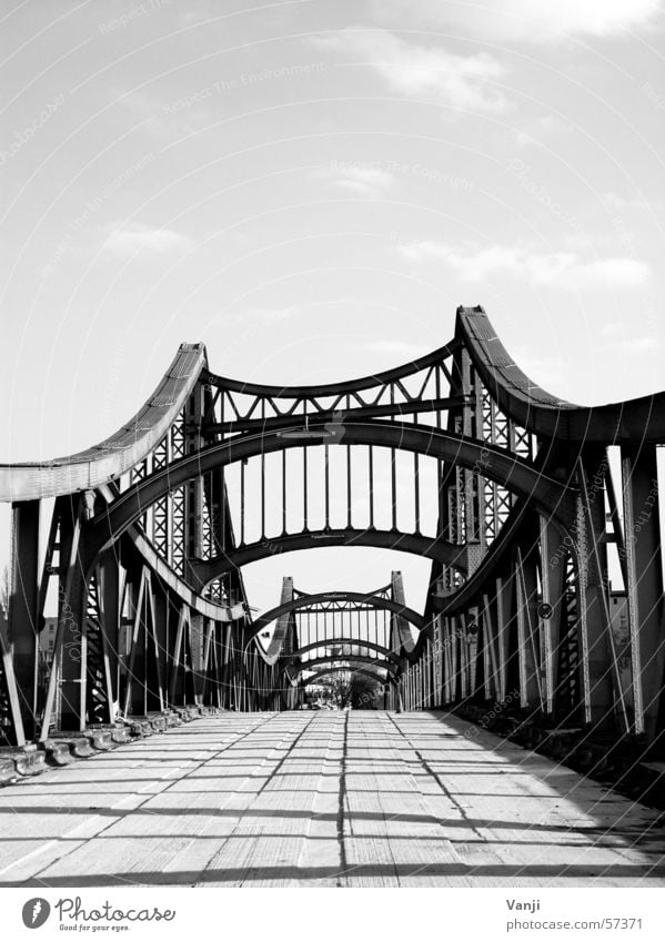 Millionenbrücke Stahl Fußgänger Spinnennetz Bauwerk Einsamkeit Brücke verfallen Schwarzweißfoto Himmel Bahnübergang Wege & Pfade Straße Berlin Bogen