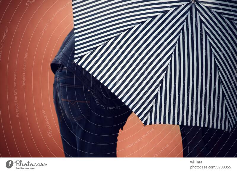Heimlichkeiten hinter dem gestreiften Segenschirm Regenschirm verstecken tuscheln Geheimnis Geheimniskrämerei Paar Pärchen heimlich erster kuss vertraulich