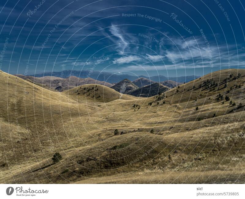 Panoramablick in den Abruzzen Italien Landschaft Farbe Fotografie Tag Europa reisen Hügel Rocca Calascio Campo Imperatore Herbst Weite Bergwiesen Natur grün