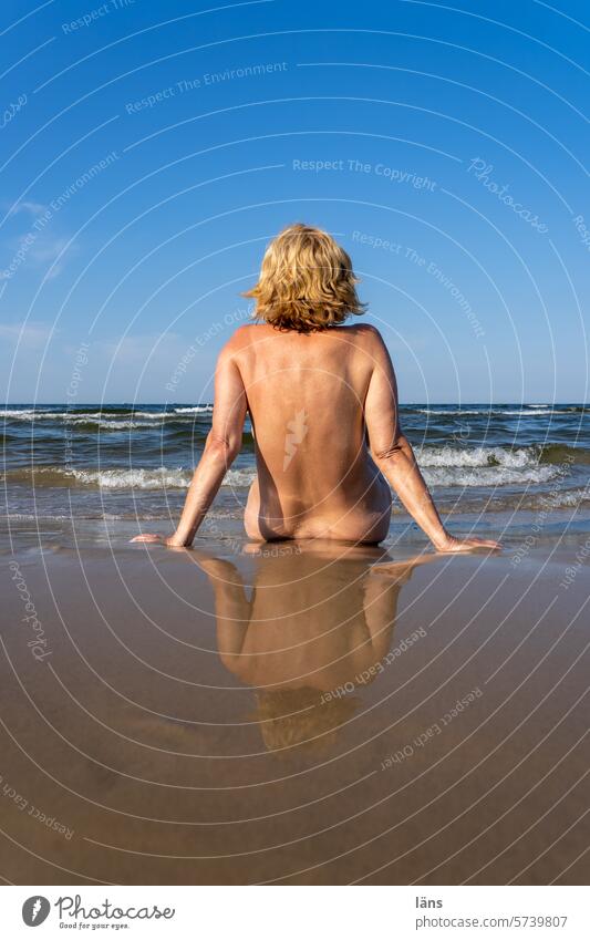 WELLness Wellness Frau sitzen Erholung nackt feminin 1 Frauen mittleren Alters Strand Meer Sand Wellen Ferien & Urlaub & Reisen Usedom Ostsee Tourismus