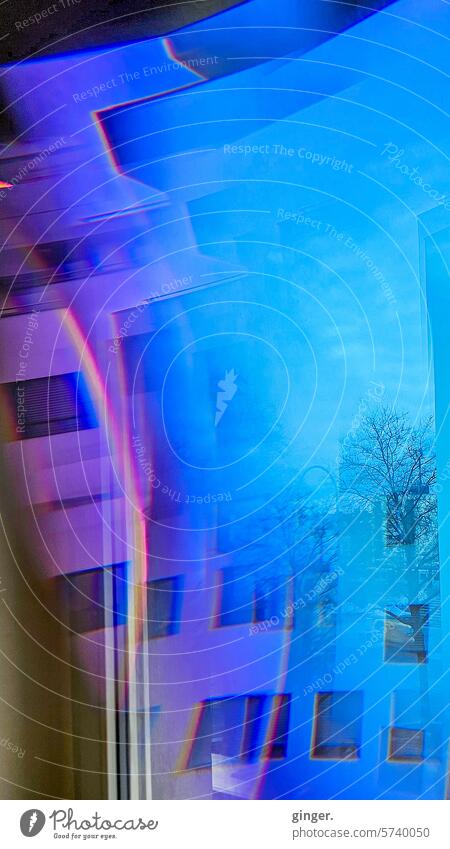 Abstrakte Traumwelt 1 - Prisma-Fotografie Smartphonefotografie verfremdet blau Farbfoto Menschenleer Tag Reflexion & Spiegelung Surrealismus außergewöhnlich