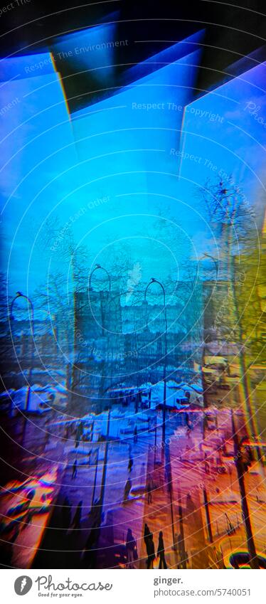 Abstrakte Traumwelt 2 - Prisma-Fotografie Smartphonefotografie verfremdet blau Farbfoto Menschenleer Tag Reflexion & Spiegelung Surrealismus außergewöhnlich