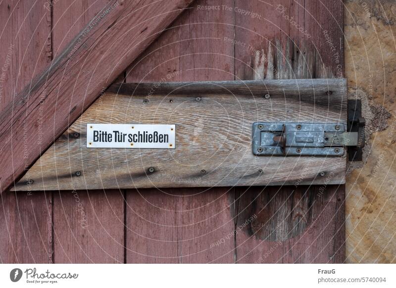 verschlossen | Bitte Tür schließen Eingang Holztür alt verwittert Farbe verblasst Riegel schieben Sicherheit geschlossen Schild Hinweis Aufforderung