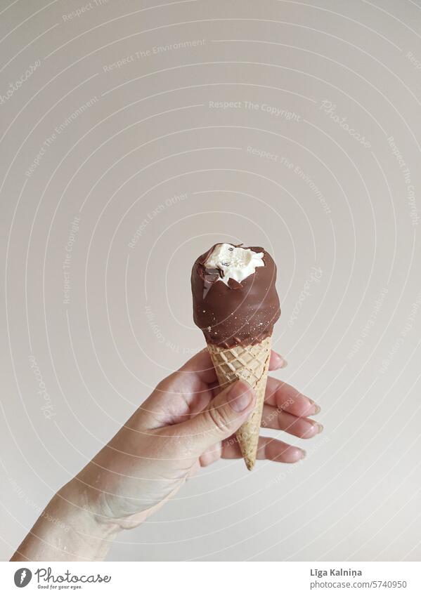 Hand hält eine Eistüte Speiseeis lecker Essen Eiskugel Erfrischung Bonbon Eiswaffel Dessert Ernährung Lebensmittel Sommer Schokolade Zapfen Sommerzeit Sommertag