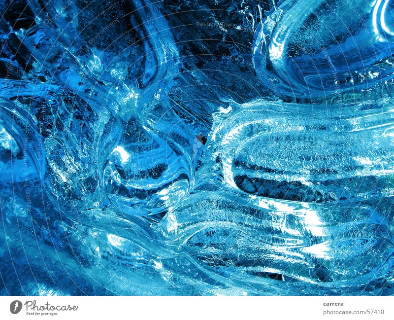 Eiszeit 2 kalt hart Winter Oval Eisblock gefroren frieren blau durchsichtig Strukturen & Formen eisstück Riss Klarheit